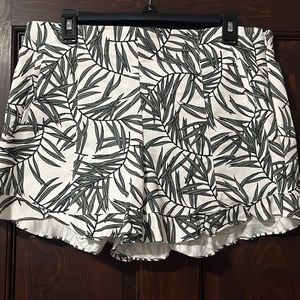 Women’s - patterned shorts - size 12 - 1 State